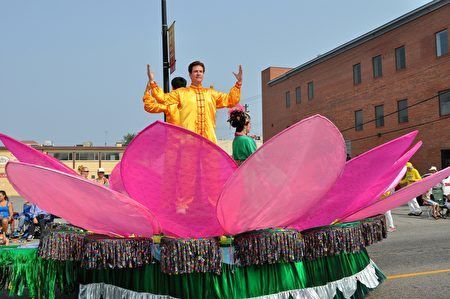 '图2:法轮功学员在花车上演示功法'