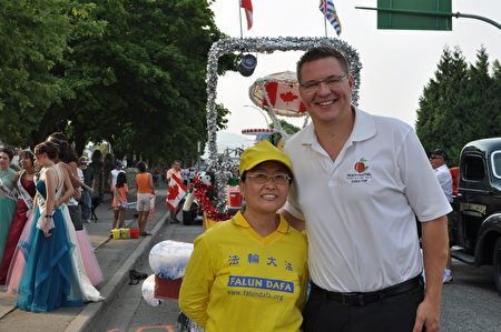 '图3:彭蒂克顿市市长Andrew Jakubeit与法轮功学员合影'