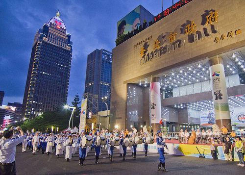 '图1~3:法轮功学员组成的天国乐团参加台北世大运的嘉年华踩街游行,整齐划一、精神抖擞行经台北市热闹的街头。'