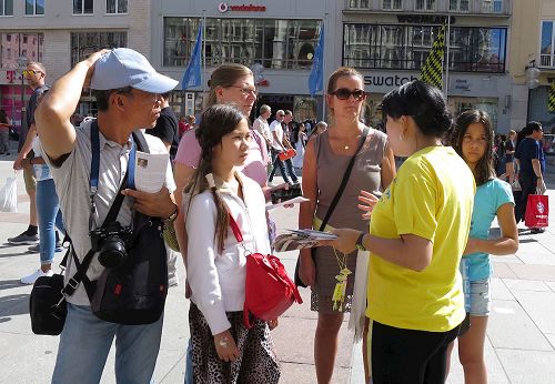 '图2:人们听法轮功学员讲述中共迫害详情。'