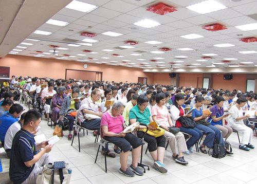 '图1~:2台湾北区一千七百多名法轮功学员在台北剑潭青年活动中心举行集体学法交流活动。'