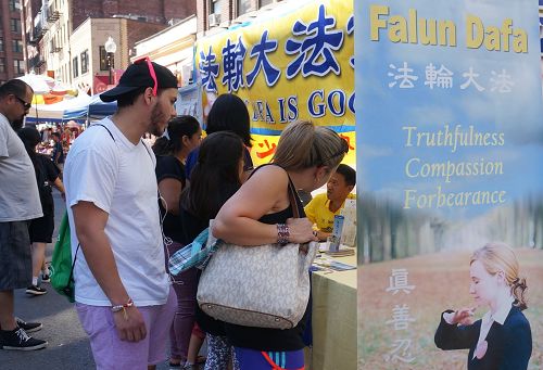 图1:波士顿中国城中秋节庆上的法轮功展位