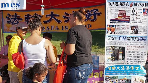 “图2:波士顿南郊华人聚居的昆西市中秋节庆上的法轮功展位”
