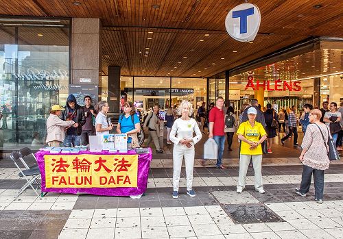 '图1:明白了真相后的主办方负责人,今年把整个书展最好的摊位安排给了法轮功学员,并表示:“最好的位置给最好的书”'