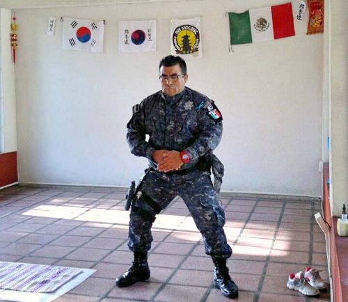 图9:活动主办者、宪兵团指挥官雷耶斯在学炼法轮功功法