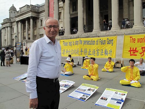'图21:二零一七年八月二十六日,伊拉克教授在伦敦特拉法加广场第一次看到法轮功真相'