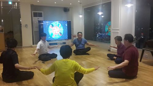 '图:韩国天梯书店第二十八届法轮大法九讲班上新学员们一起打坐'