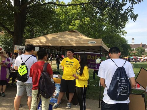 '图4~8:在伊大香槟分校社团招新活动上向中国留学生广传真相'