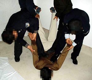 '酷刑演示:暴打'