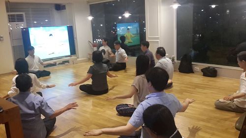 '图1~2:九讲班上新老学员集体打坐'