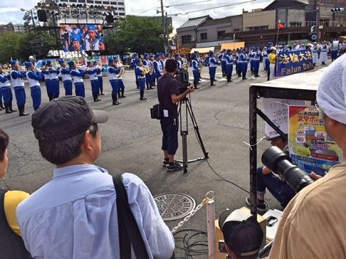 '图3~7:八月五日,在爱知县名古屋市的游行活动结束之后,下午法轮功学员又来到日本中部地区三重县四日市(Yokkaichi-City, Mie-Prov.),参加了在市中心举办“第五十四届大四日市庆祝活动”的游行和定点表演,把法轮大法的美好带给了这一方民众。'
