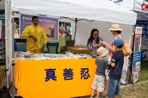 '图4~5:在八月五日和六日的街会上,法轮功学员也设立的展位,向民众介绍法轮功。'