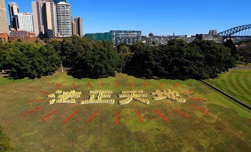 '图2:澳洲法轮功学员排字“法正天地”。'