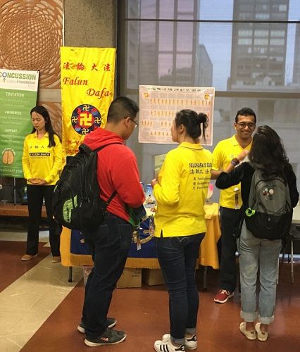 '“法轮大法在麦基尔(Falun Dafa at McGill)”作为新社团,在活动中向大学生们介绍法轮功'