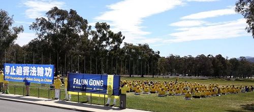'图1~2:澳洲法轮功学员连续在堪培拉国会大厦前的草地,举行集会'