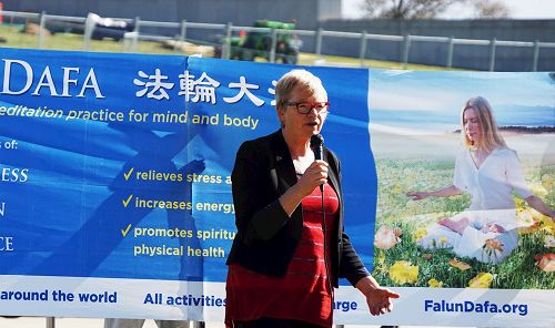 '图6:澳洲绿党联邦参议员莱斯(Janet Rice)在集会现场演讲中'