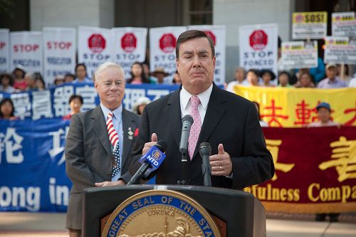图3:安德森参议员说:“为了能在国际市场贩卖他们的器官,法轮功学员遭杀害,这是绝对错误的,我们应当站出来反对!”