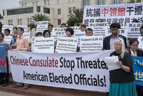 图6:圣地亚哥州立大学荣休教授Gwendalle Cooper前来参加九月十三日圣地亚哥的集会并发言,声援和支持法轮功学员反迫害。