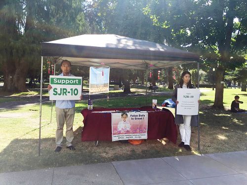 图7:北加州部分法轮功学员在加州议会休会前最后一周,来日在州政府前设立真相桌,告诉人们法轮大法的美好,揭露中共渗透,并呼吁制止迫害。