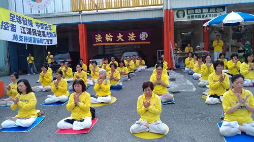 '图1:花莲法轮功学员在寿丰乡农会广场前,展示功法。'