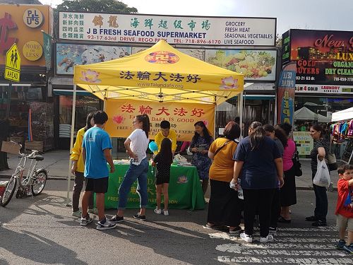 '图4:路人围满了法轮功展位和法轮功学员了解真相'