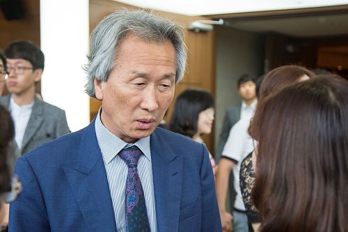 '图4:交响乐团指挥家朴性完(Park, Sung Wan)盛赞神韵交响乐演出无可挑剔。'