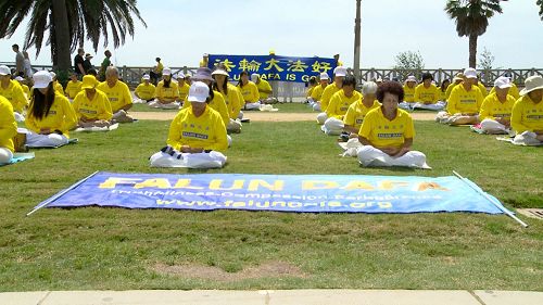 '图1:法轮功学员在圣莫妮卡码头公园集体炼功'