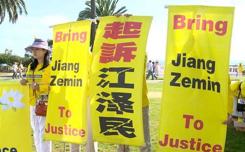 '图2~4:横幅表达着法轮功学员的心声'
