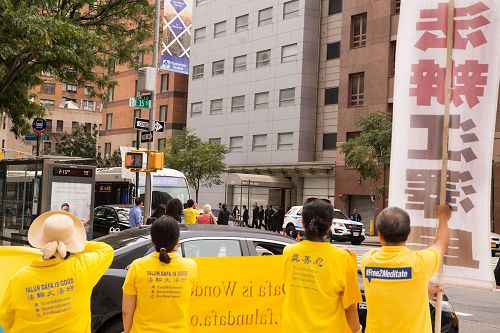 '图7:中共外交部长王毅在法轮功学员“法轮大法好”,“停止迫害法轮功”,“法办江泽民”的呼声中蹬车离去'