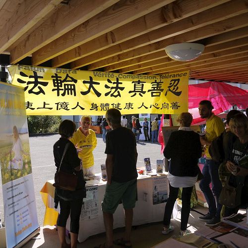'图1~4:法国法轮功学员参加了法国边陲城市安纳西的别样生活展示会,介绍法轮功及其真相'