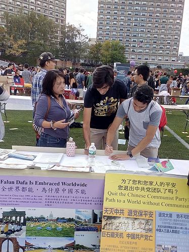 '图1~2:学生们在美国波士顿大学社团博览会上了解法轮大法'