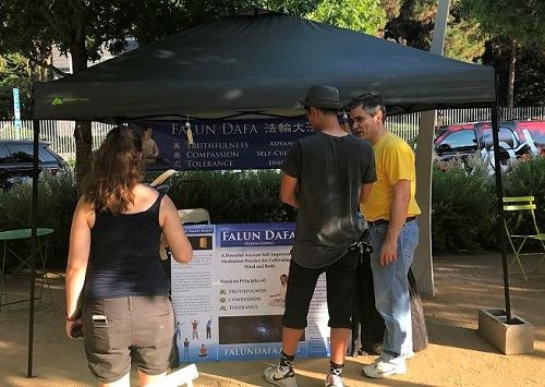 '图1:法轮功学员在北德州和平日活动上传真相'
