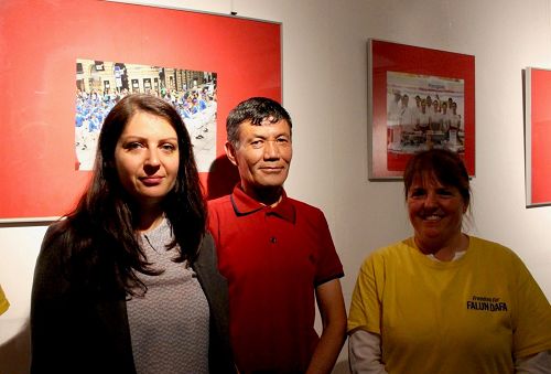 '图3:奥地利国务院秘书Muna duzdar 女士 (左),拍摄天国乐团的参展摄影师(中)和法轮功学员合影'