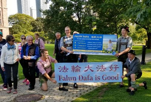 图4:来自比利时(Belgium)的一个旅游团,每个人都拿了一张传单后都高兴地阅读起来,他们还兴奋地拿着横幅照了相。