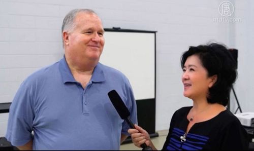 '二零一六年首次参加法轮大法课程的南卡罗莱纳大学艾肯分校终身荣誉校长汤姆。豪尔曼(Thomas Hallman)博士很有兴趣了解法轮功。'