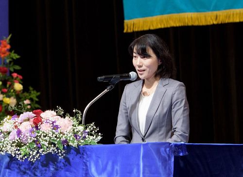 '图2~6:学员在法会上交流各自在救人中的修炼体会。'