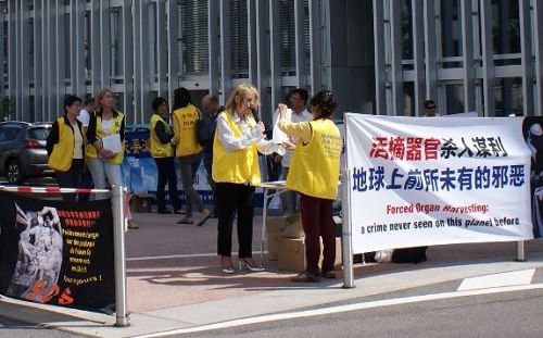 '图2:法轮功学员宣读文稿'