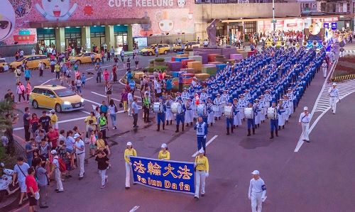 '图2:庞大的天国乐团参加中元祭放水灯游行。'