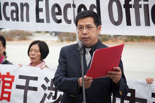 '图6:旧金山佛学会义务负责人黄云在集会上发言'