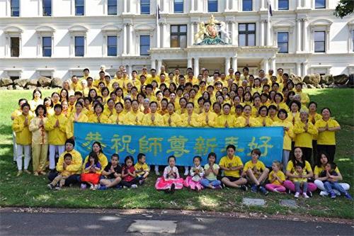 '图1:2018年1月1日,墨尔本法轮功学员恭祝师父李洪志先生新年快乐!'