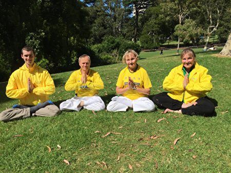 '图2:Barbara Shafer(右二)非常感谢李洪志师父的教诲'