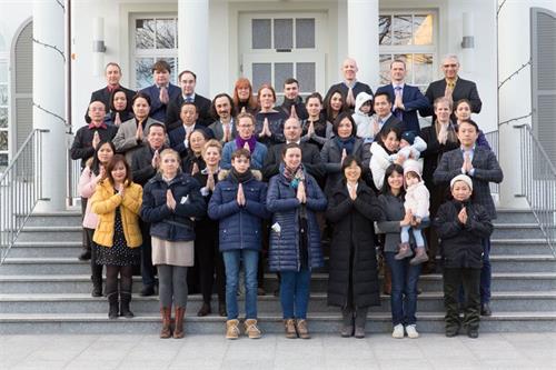 '图5~7:参加德国法会的法轮功学员给师父拜年!'