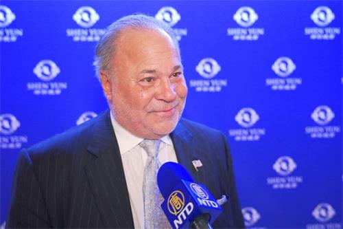 '图7:二零一七年纽约市长参选人波·迪特尔(Bo Dietl)观看了一月十二日晚,神韵纽约艺术团在纽约林肯中心大卫寇克剧院(The David H. Koch Theater at Lincoln Center)的第二场演出后说:“真是一场非凡的演出!能看到神韵真的太好了!”'