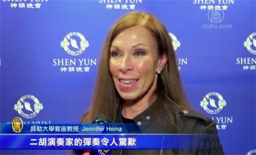 '图11:贝勒大学客座教授詹妮弗·海恩斯(Jennifer Heinz)从演出中体会到创世主赋予人类共通的价值观。'