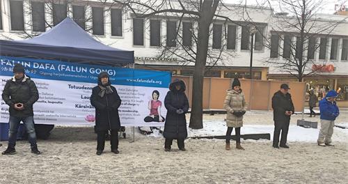 '图1:二零一八年一月二十日下午,芬兰学员冒着严寒,来到赫尔辛基市中心传播法轮功真相。图为学员演示功法。'