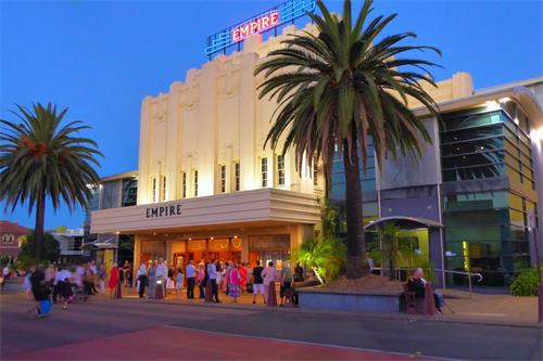 '图3:图文巴帝国剧院(Empire Theatre)外景'