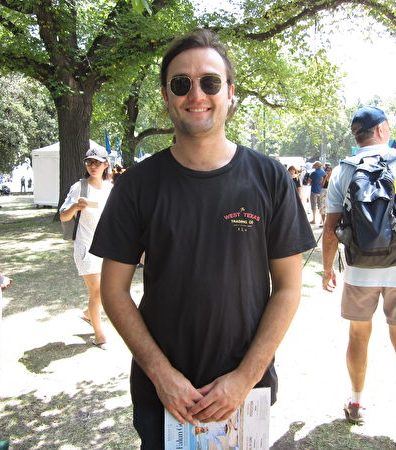 '图5:从事制片助理工作的Angus Flanery。'