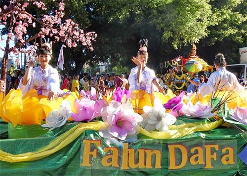 '图4:法轮功学员制作的以莲花、修炼为主题的花车受到观众、主办单位的欢迎。'
