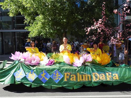 '图5:法轮功学员在游行之前展示功法。'