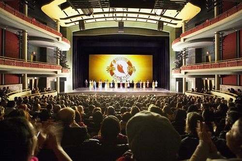 图4:二零一八年一月十九日至二十三日,美国神韵巡回艺术团在加拿大密市密西沙加表演艺术中心(Living Arts Centre)四天五场演出连续爆满,主办方临时增加了二十三日下午场演出。图为,一月二十三日晚上场演出爆满的盛况。